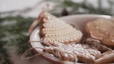 Yeni yıl ve Noel geçmişi. Kusursuz döngü video animasyonu. Noel ağacı ve kar taneleri düşen Mutlu Noeller mektuplarının şirin animasyonu. Mutlu noeller ve yılbaşı hediyeleri