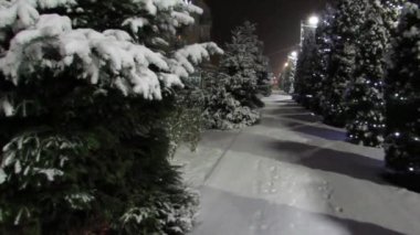 Yeni yıl ve Noel geçmişi. Kusursuz döngü video animasyonu. Noel ağacı ve kar taneleri düşen Mutlu Noeller mektuplarının şirin animasyonu. Mutlu noeller ve yılbaşı hediyeleri