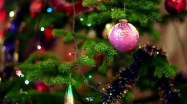 Yeni yıl ve Noel geçmişi. Kusursuz döngü video animasyonu. Noel ağacı ve kar taneleri düşen Mutlu Noeller mektuplarının şirin animasyonu. Mutlu noeller ve yılbaşı hediyeleri