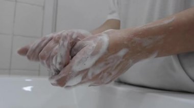 Coronavirus salgını önleme sabunla ellerini yıka sıcak suyla parmaklarını sık sık ovala ya da el dezenfektanı jeli kullan. Coronavirüs enfeksiyonunu önlemek için el yıkama. Doktor reçetesi. Coronavirus salgını önleme sabunla ellerini yıka