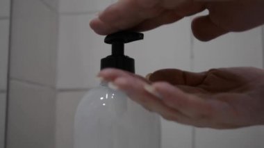 Coronavirus salgını önleme sabunla ellerini yıka sıcak suyla parmaklarını sık sık ovala ya da el dezenfektanı jeli kullan. Coronavirüs enfeksiyonunu önlemek için el yıkama. Doktor reçetesi. Coronavirus salgını önleme sabunla ellerini yıka