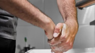 Coronavirus salgını önleme sabunla ellerini yıka sıcak suyla parmaklarını sık sık ovala ya da el dezenfektanı jeli kullan. Coronavirüs enfeksiyonunu önlemek için el yıkama. Doktor reçetesi. Coronavirus salgını önleme sabunla ellerini yıka