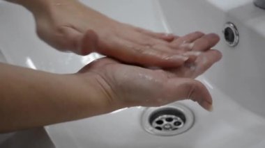 Coronavirus salgını önleme sabunla ellerini yıka sıcak suyla parmaklarını sık sık ovala ya da el dezenfektanı jeli kullan. Coronavirüs enfeksiyonunu önlemek için el yıkama. Doktor reçetesi. Coronavirus salgını önleme sabunla ellerini yıka