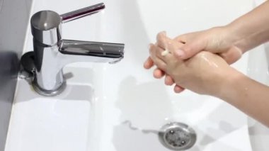 Coronavirus salgını önleme sabunla ellerini yıka sıcak suyla parmaklarını sık sık ovala ya da el dezenfektanı jeli kullan. Coronavirüs enfeksiyonunu önlemek için el yıkama. Doktor reçetesi. Coronavirus salgını önleme sabunla ellerini yıka