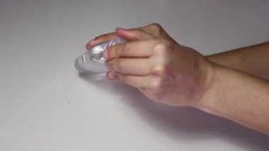 Coronavirus salgını önleme sabunla ellerini yıka sıcak suyla parmaklarını sık sık ovala ya da el dezenfektanı jeli kullan. Coronavirüs enfeksiyonunu önlemek için el yıkama. Doktor reçetesi. Coronavirus salgını önleme sabunla ellerini yıka