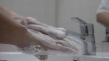 Coronavirus salgını önleme sabunla ellerini yıka sıcak suyla parmaklarını sık sık ovala ya da el dezenfektanı jeli kullan. Coronavirüs enfeksiyonunu önlemek için el yıkama. Doktor reçetesi. Coronavirus salgını önleme sabunla ellerini yıka