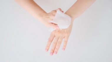 Coronavirus salgını önleme sabunla ellerini yıka sıcak suyla parmaklarını sık sık ovala ya da el dezenfektanı jeli kullan. Coronavirüs enfeksiyonunu önlemek için el yıkama. Doktor reçetesi. Coronavirus salgını önleme sabunla ellerini yıka