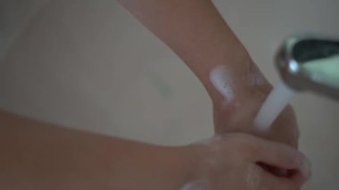 Coronavirus salgını önleme sabunla ellerini yıka sıcak suyla parmaklarını sık sık ovala ya da el dezenfektanı jeli kullan. Coronavirüs enfeksiyonunu önlemek için el yıkama. Doktor reçetesi. Coronavirus salgını önleme sabunla ellerini yıka