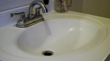 Coronavirus salgını önleme sabunla ellerini yıka sıcak suyla parmaklarını sık sık ovala ya da el dezenfektanı jeli kullan. Coronavirüs enfeksiyonunu önlemek için el yıkama. Doktor reçetesi. Coronavirus salgını önleme sabunla ellerini yıka