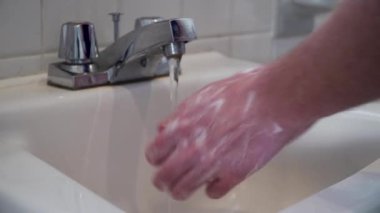 Coronavirus salgını önleme sabunla ellerini yıka sıcak suyla parmaklarını sık sık ovala ya da el dezenfektanı jeli kullan. Coronavirüs enfeksiyonunu önlemek için el yıkama. Doktor reçetesi. Coronavirus salgını önleme sabunla ellerini yıka