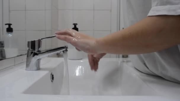 用肥皂温水洗手 经常用温水擦拭手指或使用手部清洁剂凝胶洗手 洗手以防止结肠病毒感染 医生的处方 用肥皂洗手 防止大肠癌大流行 — 图库视频影像