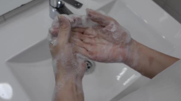 コロナウイルスのパンデミック予防は 石鹸で手を洗う暖かい水をこすり指が頻繁に洗うか 手の消毒剤ゲルを使用する コロナウイルス感染を防ぐために手洗い 医者の処方箋だ コロナウイルスのパンデミック予防石鹸で手を洗う — ストック動画