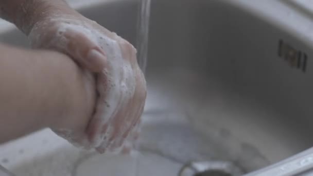 コロナウイルスのパンデミック予防は 石鹸で手を洗う暖かい水をこすり指が頻繁に洗うか 手の消毒剤ゲルを使用する コロナウイルス感染を防ぐために手洗い 医者の処方箋だ コロナウイルスのパンデミック予防石鹸で手を洗う — ストック動画