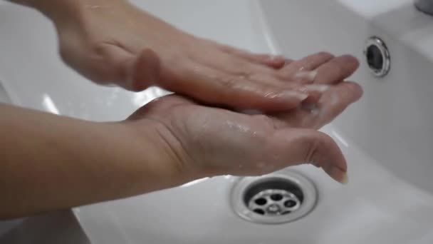 Запобігання Пандемії Коронавірусу Мийте Руки Милом Теплою Водою Натирає Пальці — стокове відео