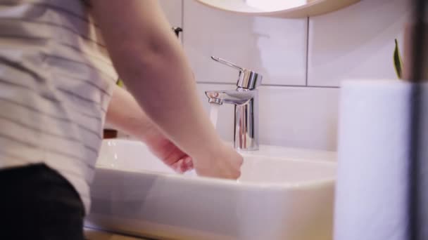 Koronavirus Pandemická Prevence Umýt Ruce Mýdlem Teplé Vody Tření Prsty — Stock video