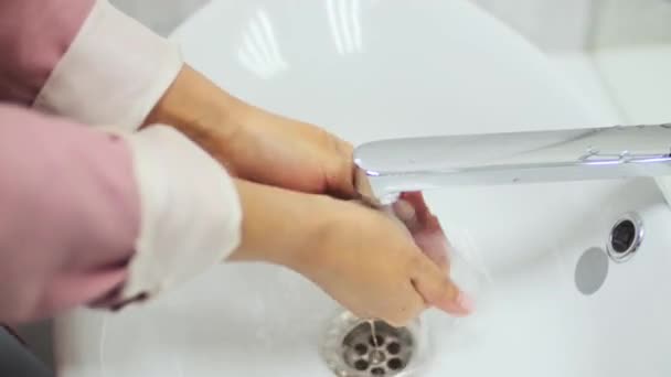Coronavirus Pandemisk Förebyggande Tvätta Händerna Med Tvål Varmt Vatten Gnugga — Stockvideo