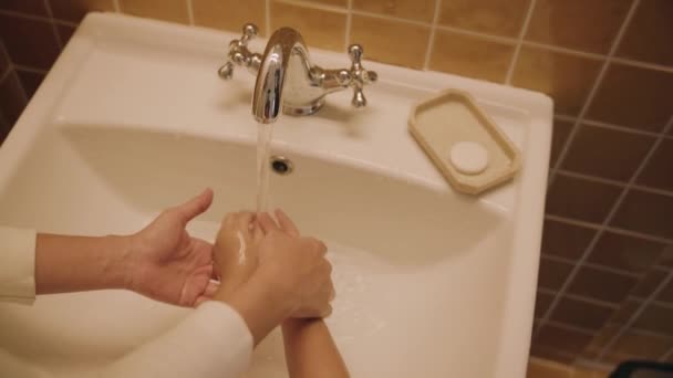 Koronavirus Pandemická Prevence Umýt Ruce Mýdlem Teplé Vody Tření Prsty — Stock video