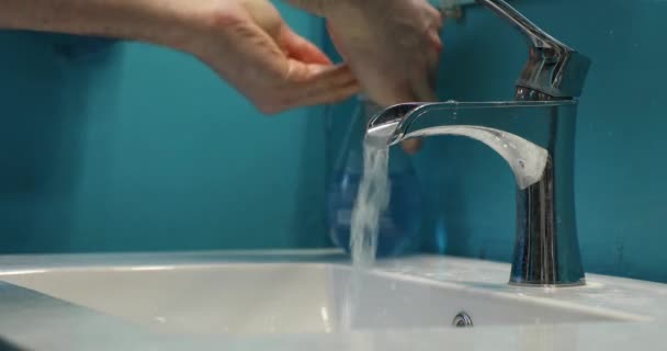 用肥皂温水洗手 经常用温水擦拭手指或使用手部清洁剂凝胶洗手 洗手以防止结肠病毒感染 医生的处方 用肥皂洗手 防止大肠癌大流行 — 图库视频影像
