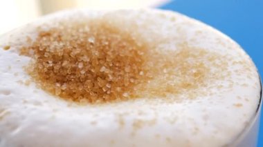 Sütlü kremayla karıştırılmış sıcak kahve. Kokulu kahve çekirdekleri kızartma tavasında kızartılır, duman kahve çekirdeklerinden gelir. Kahve tohumlarını kapat. Kokulu kahve çekirdekleri kavrulmuş. Kahve espresso yakın çekim buhar içeceği sıcak.