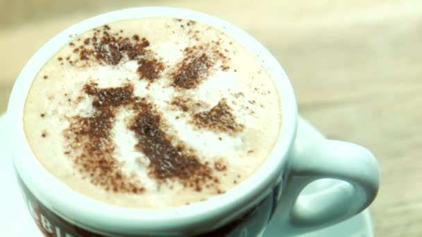 Warme Koffie Mengen Met Gietende Melk Crème Geurende Koffiebonen Worden — Stockvideo