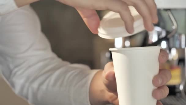 Warme Koffie Mengen Met Gietende Melk Crème Geurende Koffiebonen Worden — Stockvideo