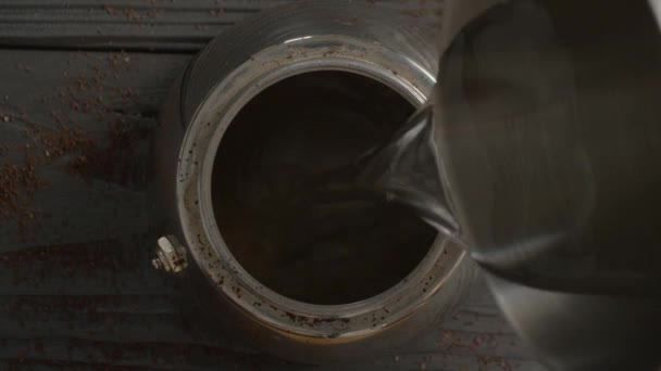 Forró Kávé Keverése Tejszínnel Illatos Kávébabot Serpenyőben Sütik Füst Kávébabból — Stock videók