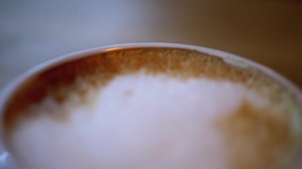 热咖啡与牛奶乳脂混合 香喷喷的咖啡豆在煎锅里烘烤 烟从咖啡豆里冒出来 关闭咖啡的种子 香喷喷的咖啡豆被烘烤 咖啡浓咖啡特写蒸汽饮料热 — 图库视频影像