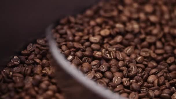 Heiße Kaffeemischung Mit Eingießender Milchcreme Duftende Kaffeebohnen Werden Einer Pfanne — Stockvideo