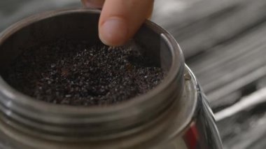 Sütlü kremayla karıştırılmış sıcak kahve. Kokulu kahve çekirdekleri kızartma tavasında kızartılır, duman kahve çekirdeklerinden gelir. Kahve tohumlarını kapat. Kokulu kahve çekirdekleri kavrulmuş. Kahve espresso yakın çekim buhar içeceği sıcak.