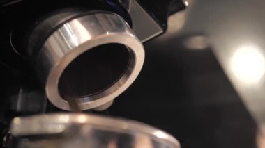 Sütlü kremayla karıştırılmış sıcak kahve. Kokulu kahve çekirdekleri kızartma tavasında kızartılır, duman kahve çekirdeklerinden gelir. Kahve tohumlarını kapat. Kokulu kahve çekirdekleri kavrulmuş. Kahve espresso yakın çekim buhar içeceği sıcak.