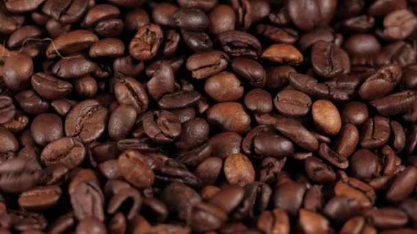 Varmt Kaffe Blandning Med Hälla Mjölk Grädde Doftande Kaffebönor Rostas — Stockvideo