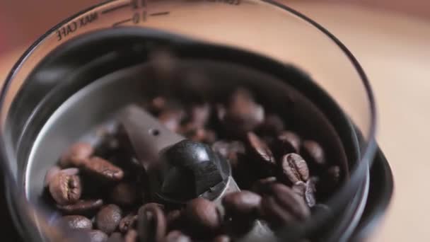 热咖啡与牛奶乳脂混合 香喷喷的咖啡豆在煎锅里烘烤 烟从咖啡豆里冒出来 关闭咖啡的种子 香喷喷的咖啡豆被烘烤 咖啡浓咖啡特写蒸汽饮料热 — 图库视频影像