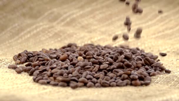 Varmt Kaffe Blandning Med Hälla Mjölk Grädde Doftande Kaffebönor Rostas — Stockvideo