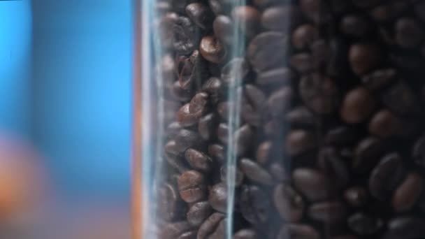 Gorąca Kawa Mieszanie Polewą Mleczną Pachnące Ziarna Kawy Pieczone Patelni — Wideo stockowe