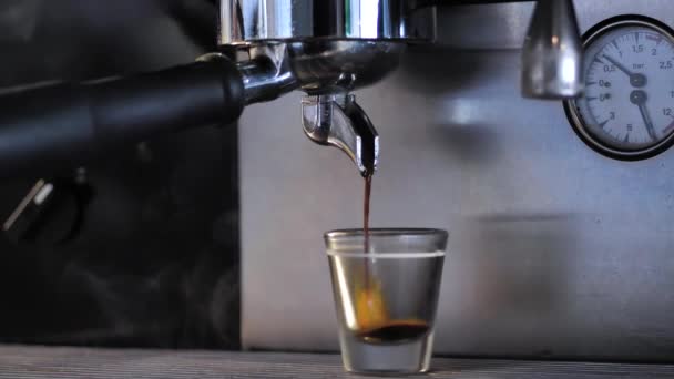 Hot Coffee Mixing Pouring Milk Cream Αρωματικοί Κόκκοι Καφέ Ψήνονται — Αρχείο Βίντεο
