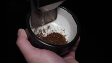 Sütlü kremayla karıştırılmış sıcak kahve. Kokulu kahve çekirdekleri kızartma tavasında kızartılır, duman kahve çekirdeklerinden gelir. Kahve tohumlarını kapat. Kokulu kahve çekirdekleri kavrulmuş. Kahve espresso yakın çekim buhar içeceği sıcak.