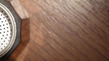 Sütlü kremayla karıştırılmış sıcak kahve. Kokulu kahve çekirdekleri kızartma tavasında kızartılır, duman kahve çekirdeklerinden gelir. Kahve tohumlarını kapat. Kokulu kahve çekirdekleri kavrulmuş. Kahve espresso yakın çekim buhar içeceği sıcak.