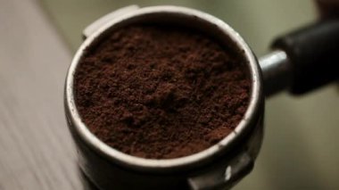 Sütlü kremayla karıştırılmış sıcak kahve. Kokulu kahve çekirdekleri kızartma tavasında kızartılır, duman kahve çekirdeklerinden gelir. Kahve tohumlarını kapat. Kokulu kahve çekirdekleri kavrulmuş. Kahve espresso yakın çekim buhar içeceği sıcak.