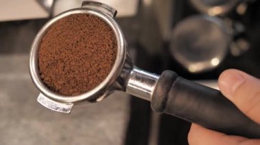 Sütlü kremayla karıştırılmış sıcak kahve. Kokulu kahve çekirdekleri kızartma tavasında kızartılır, duman kahve çekirdeklerinden gelir. Kahve tohumlarını kapat. Kokulu kahve çekirdekleri kavrulmuş. Kahve espresso yakın çekim buhar içeceği sıcak.