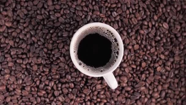 ホットコーヒーはミルククリームを入れて混ぜます 香り高いコーヒー豆はフライパンでローストされ 煙はコーヒー豆から来ています コーヒーの種を閉じます 香り高いコーヒー豆が焙煎されます コーヒーエスプレッソクローズアップスチームドリンクホット — ストック動画