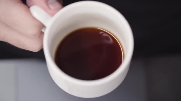 Warme Koffie Mengen Met Gietende Melk Crème Geurende Koffiebonen Worden — Stockvideo