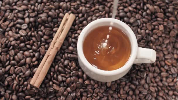 Varm Kaffe Blanding Med Hælde Mælk Creme Duftende Kaffebønner Ristes – Stock-video