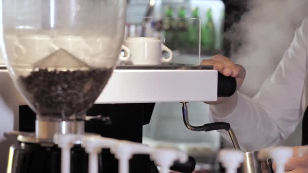 Horká Káva Míchání Nalévání Mléka Krém Vůně Kávových Zrn Pečou — Stock video