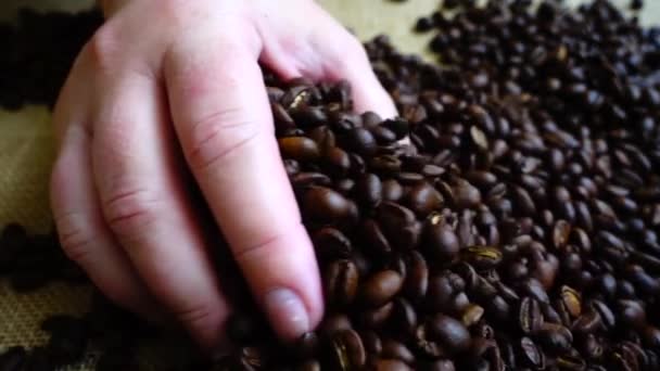 뜨거운 커피와 크림이 원두는 프라이팬에서 연기는 원두에서 나옵니다 클로즈업하 향기나는 — 비디오