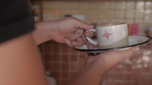 뜨거운 커피와 크림이 원두는 프라이팬에서 연기는 원두에서 나옵니다 클로즈업하 향기나는 — 비디오