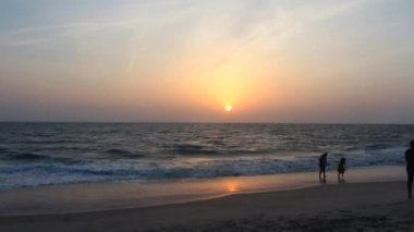 Yavaşça büyük ahşap bir iskelenin üzerinden göle doğru yürüyorlar ve göl suyunun üzerinde uçuyorlar. Bir dağ ormanı gölünde çam ağaçlarıyla birlikte turkuaz su. Mavi göl ve yeşil orman gölü havadan görünüyor.. 