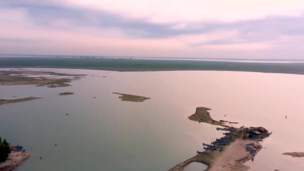 Poco Poco Caminando Sobre Gran Embarcadero Madera Lago Volando Sobre — Vídeo de stock