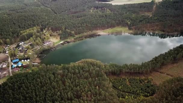 Caminhando Lentamente Sobre Grande Molhe Madeira Lago Voando Sobre Água — Vídeo de Stock