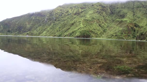 Marcher Lentement Sur Une Grande Jetée Bois Dans Lac Survoler — Video