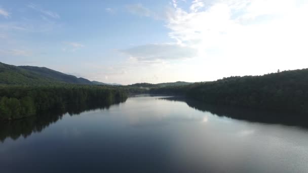 Marcher Lentement Sur Une Grande Jetée Bois Dans Lac Survoler — Video